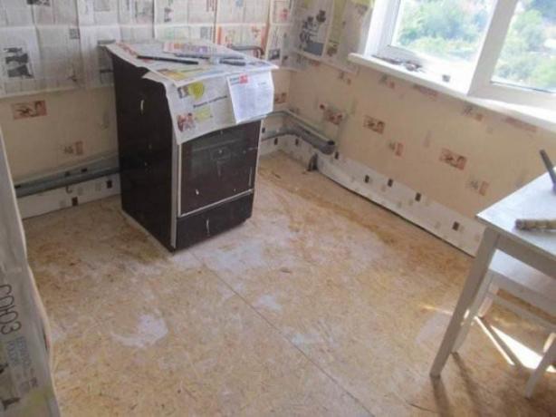 réparations de sol dans la cuisine dans le Khrouchtchev.