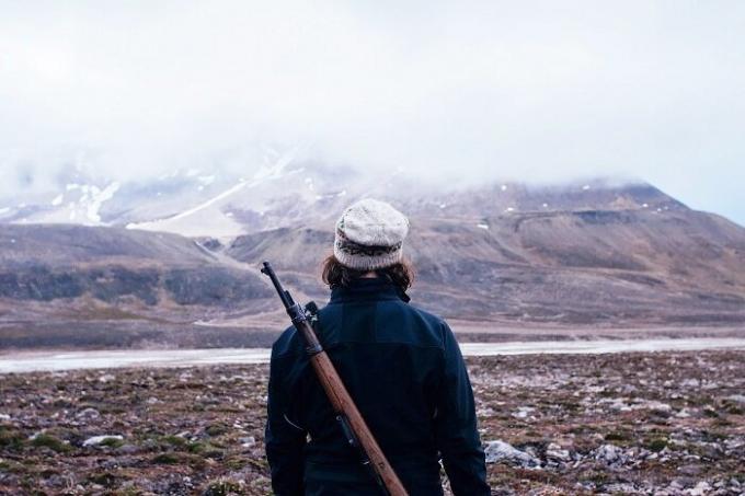 Sur la promenade, vous pouvez aller seulement avec une arme à feu (Longyearbyen, Norvège).