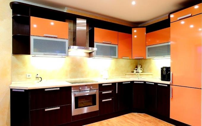 conception de cuisine aux couleurs orange