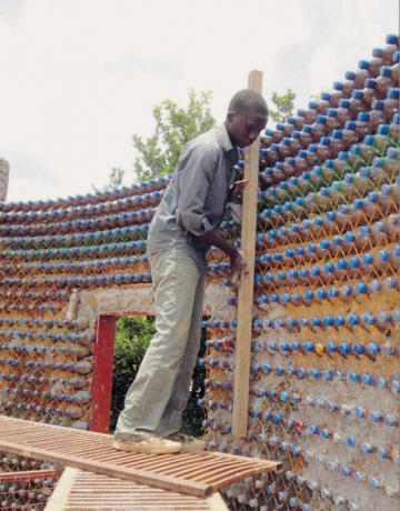 Maison de bouteilles en plastique jeune homme a décidé de faire une forme ronde. | Photo: ezermester.hu.