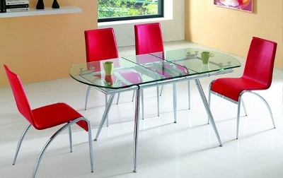 La table est soulignée par des chaises, plus il y a une combinaison de matériaux