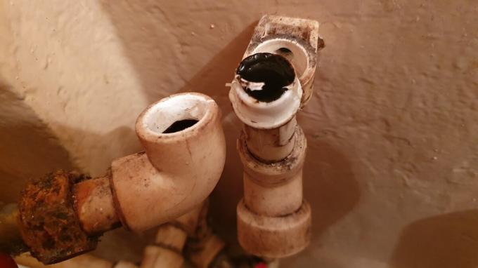Trois plombiers erreur en raison de laquelle le tuyau cassé