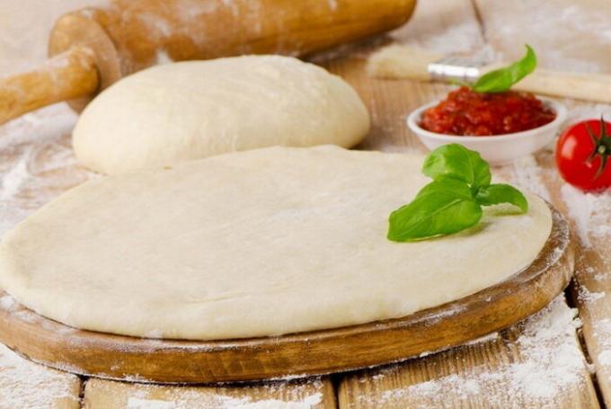L'eau peut être ajoutée à la pâte lors de la fabrication du pain ou une pizza.