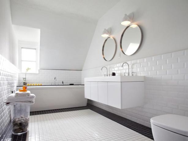 Comment économiser sur le carreau dans la salle de bain: 7 solutions simples