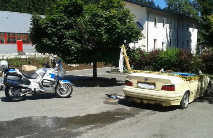 L'Allemand converti sa voiture à la piscine. | Photo: mainpump.ru.