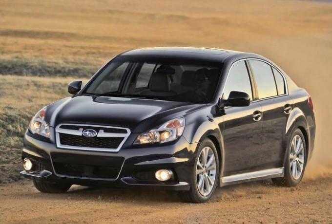 Subaru noir Héritage 2013 année modèle. | Photo: cheatsheet.com.