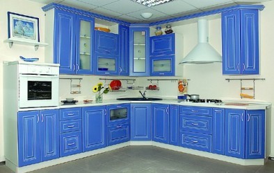Même une cuisine bleue, avec les bonnes nuances, peut créer du confort et du confort sans causer de fatigue et d'irritation.