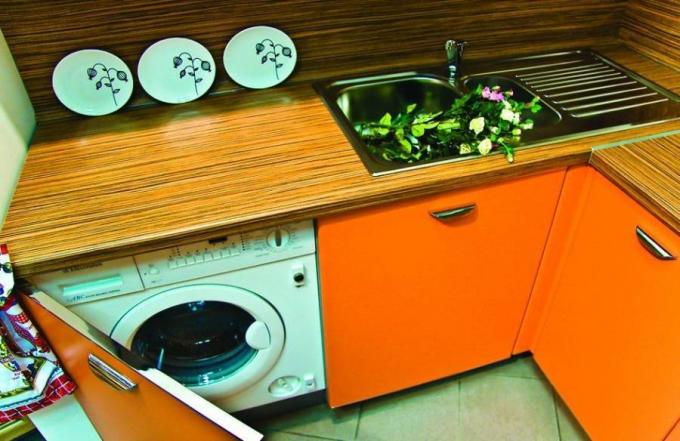 Installer une machine à laver dans la cuisine: instruction vidéo