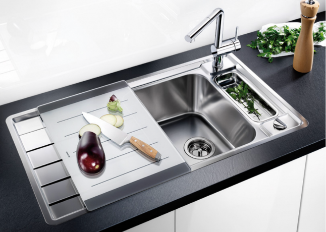 L'évier de cuisine en acier inoxydable peut également être équipé d'un égouttoir à vaisselle. Cet accessoire est récemment devenu très populaire en raison de sa fonctionnalité. Il est installé sur le côté rainuré de l'évier.