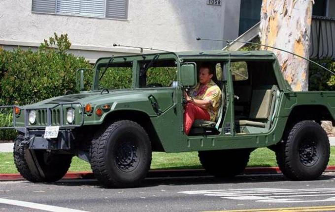 Arnold aime les voitures militaires. / Photo: kinotime.org. 