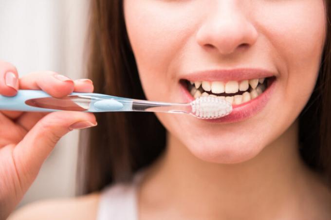 Le brossage des dents doit de préférence se déplace « haut / bas » / photo Source: vesti.ru