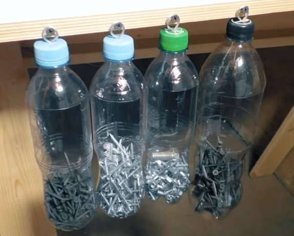 La bouteille en plastique est pratique pour stocker les petites choses métalliques