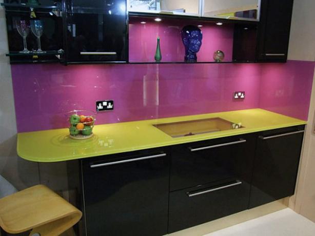La cuisine noire et violette a une apparence très élégante, mais dans certains intérieurs, elle peut sembler agressive.