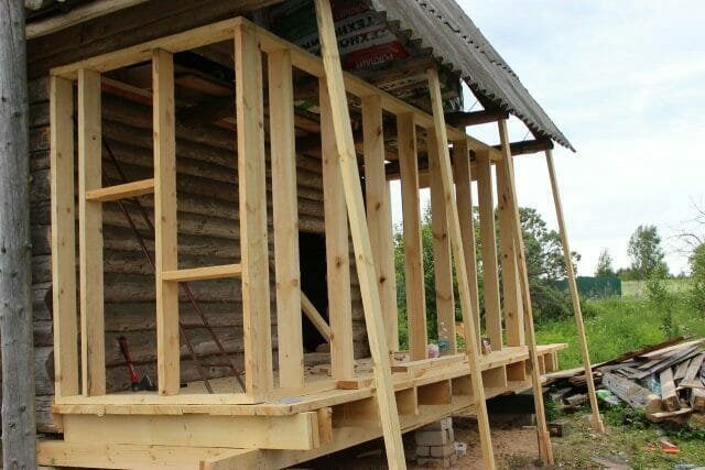 Intégré porche est fait uniquement avec la maison au stade de sa construction