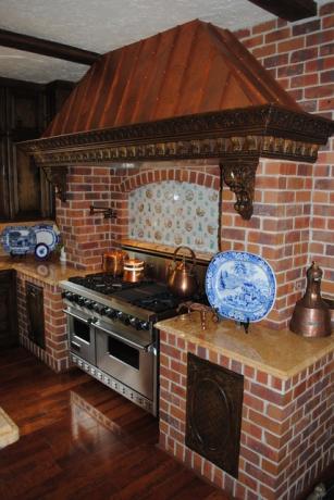 Un endroit pour cuisiner sous une brique - l'illusion d'une cheminée volumétrique