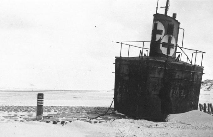 Pourquoi la guerre, les Allemands ont mis des bouées géantes avec des croix rouges, et se cachent à l'intérieur