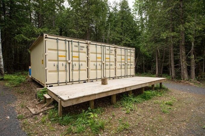 artisan canadien a construit une maison autonome du récipient.