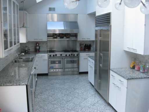 La photo montre une option de design classique: une cuisine grise et des meubles blancs.