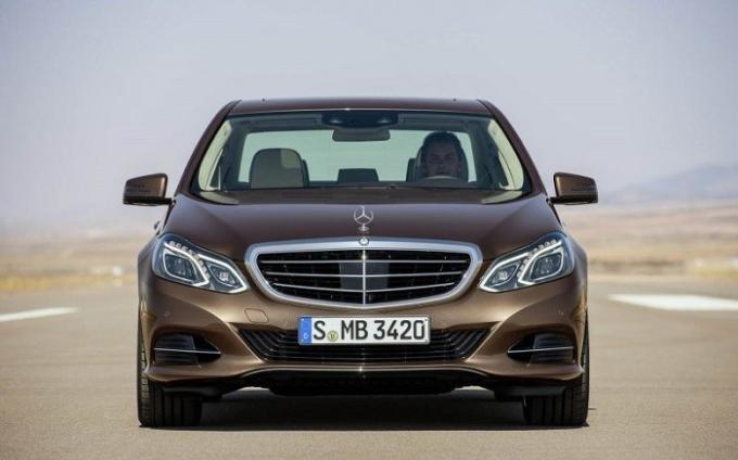 berline Classe Affaires Mercedes-Benz Classe E W212 dans le dos en 2014. | Photo: cheatsheet.com.