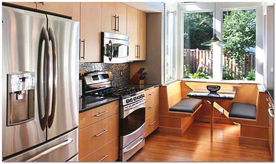 Joindre le balcon à la cuisine libère l'espace de travail et déplace la salle à manger à l'extérieur de la cuisine.
