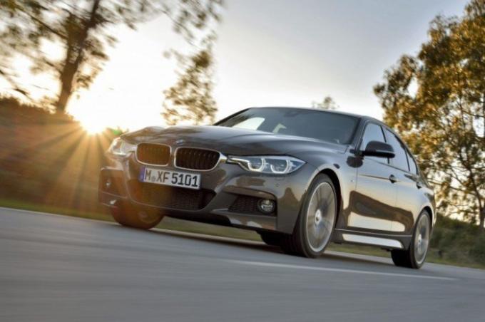 populaire berline bavaroise BMW Série 3 pour 2015. | Photo: cheatsheet.com.