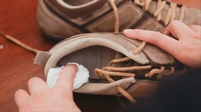 7 trucs qui arrêtent des chaussures et nuisances olfactives