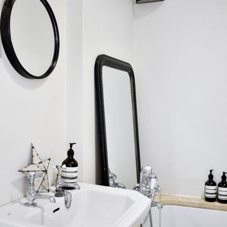 Comment transformer la salle de bain avec l'aide de miroirs: 13 exemples