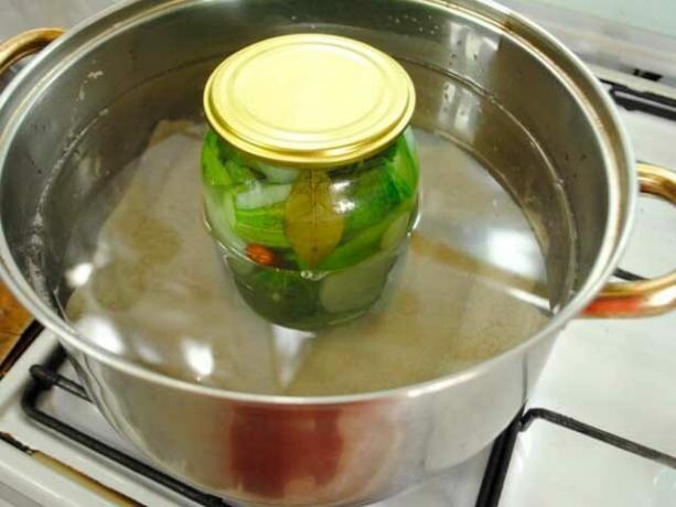 Couvrir le récipient avec un couvercle et mis dans un pot d'eau bouillante