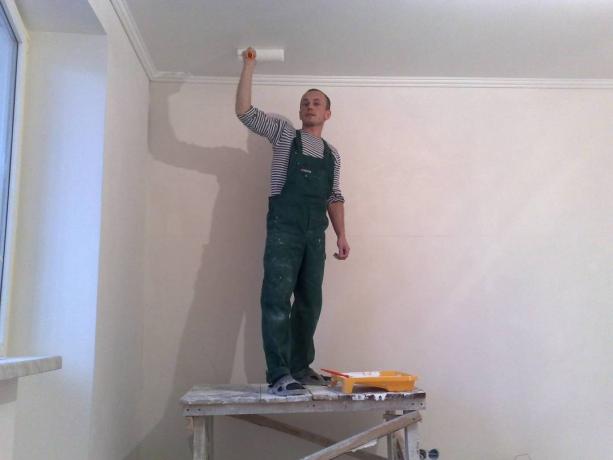 Sur la photo - comment peindre le plafond de la cuisine de vos propres mains.