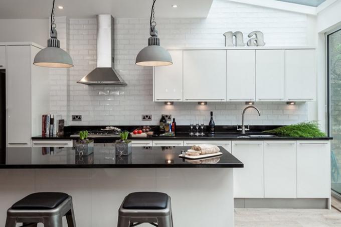 Des informations sur ce qui fait la qualité des cuisines en noir et blanc: le design, les exemples de photos et d'autres caractéristiques d'un intérieur luxueux se trouvent dans les sections ci-dessous.