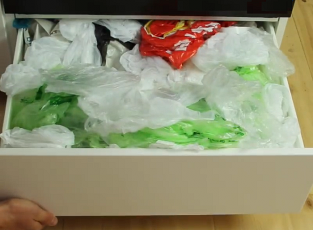 Comment se débarrasser de la boîte avec un sac en plastique et l'emballage avec le paquet.