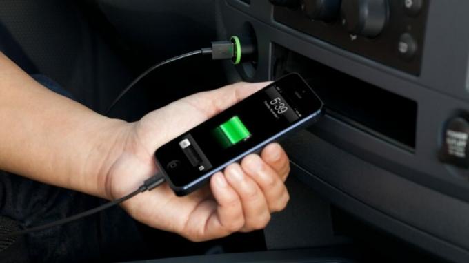 Pourquoi charger un téléphone portable dans la voiture est très dangereux?