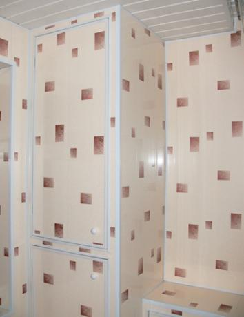 Application de panneaux PVC pour le revêtement des murs et des armoires dans la cuisine