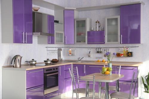 La délicate palette de couleurs lilas à l'intérieur de la cuisine crée une sensation de confort et apporte la paix