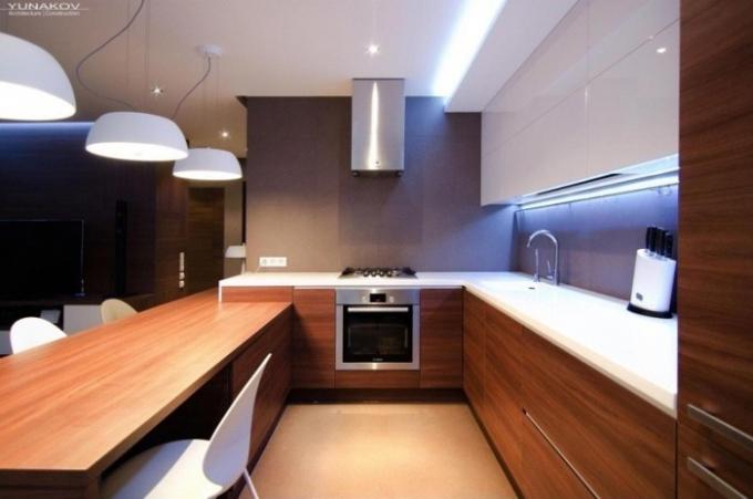 Éclairage supplémentaire dans la cuisine dans le style du minimalisme
