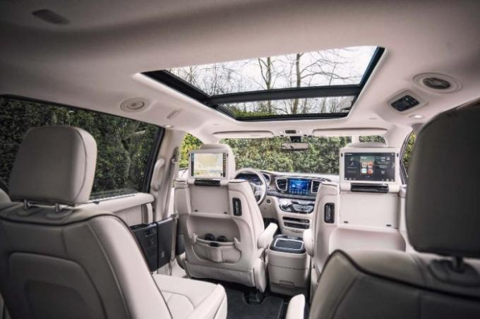 Intérieur spacieux d'une mini-fourgonnette Chrysler Pacifica. | Photo: motortrend.com.