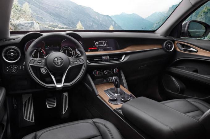 Alfa Romeo Stelvio conception multisegment intérieur raffiné italien. | Photo: allcarz.ru.