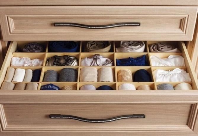 Dans la boîte, vous pouvez faire des séparateurs spéciaux pour différents types de sous-vêtements, chaussettes, collants. / Photo: berkem.ru