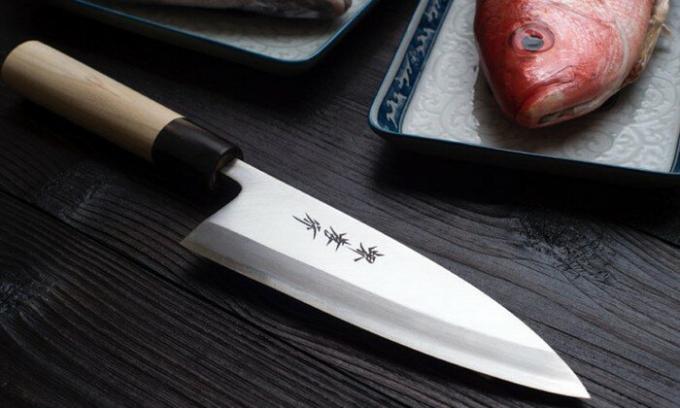 Les Japonais ont montré une façon très originale de couteaux affûter rapidement sans pierre spéciale