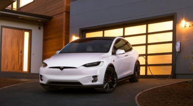 Tesla Model X 2016. Photo: cheatsheet.com.