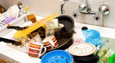 L'évier d'une hôtesse négligente est toujours jonché de vaisselle sale, comme sur cette photo.