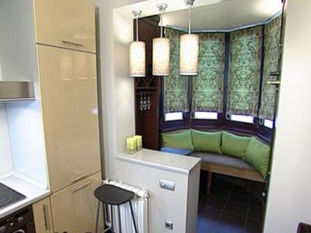 Une cuisine combinée avec un balcon offre un espace supplémentaire pour une table à manger ou un coin salon.