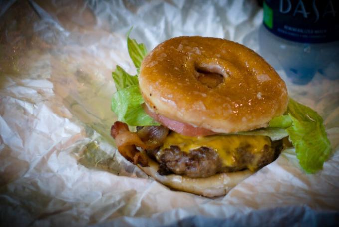 Burger dans un beignet. | Photos: Lire la suite.
