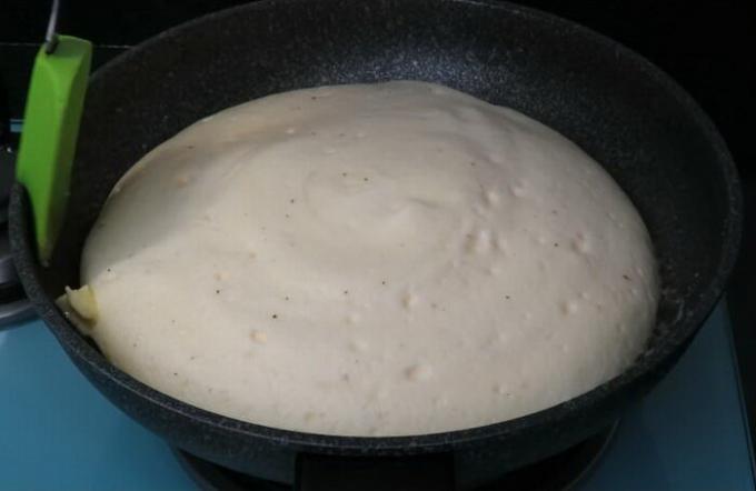 Après - ajouter des morceaux de beurre dans une poêle et faire revenir pour une autre omelette minutes sans couvercle.