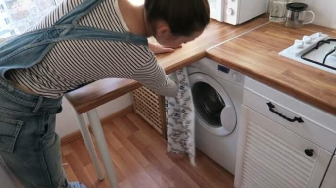 Machine à laver réussi à se cacher sous une table derrière un rideau. | Photo: cpykami.ru.