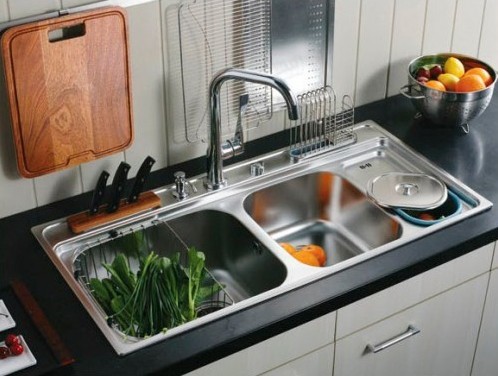 Application pratique de la deuxième section de lavage lors du travail avec des légumes et des fruits
