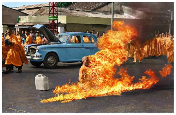 L'auto-immolation d'un moine bouddhiste.