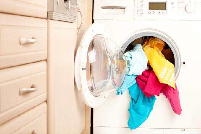 Pourquoi avons-nous besoin d'un chiffon humide pendant le lavage dans la machine-machine: truc de femmes au foyer expérimentés