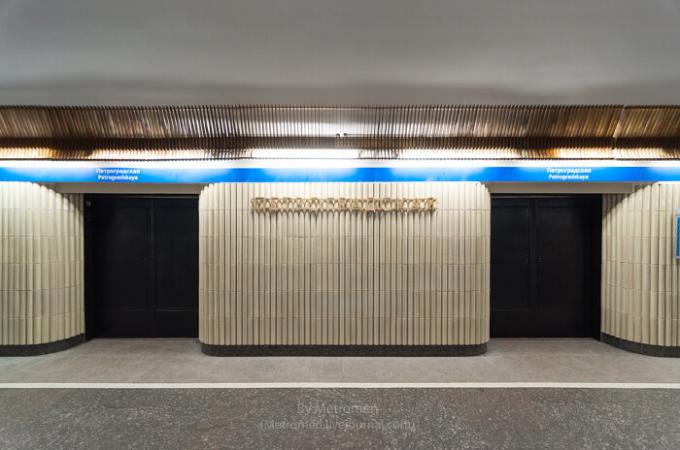 Pourquoi dans les stations de métro Saint-Pétersbourg ont été construites avec des portes sur la plate-forme