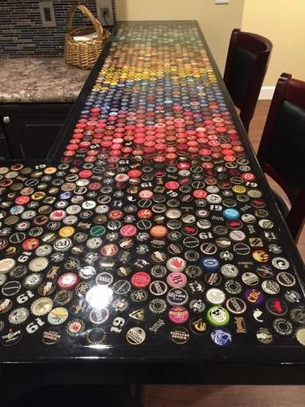 Le dessus de table, qui est bordée de 2530 capsules.